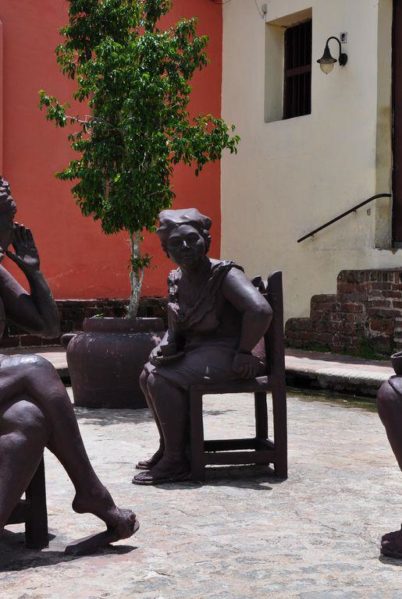 Indalo-Cuba_Activite_Camaguey-autrement-Plaza-des-Carmen-statues