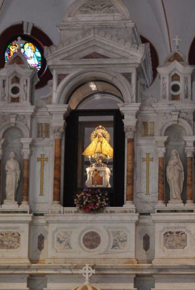 Indalo_Cuba_Santiago_Basilique-el-Cobre-interieur